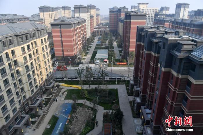 图为10月25日，雄安容东片区安置房项目。 中新社记者 韩冰 摄
