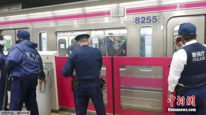 图为日本警方抵达现场。(视频截图)