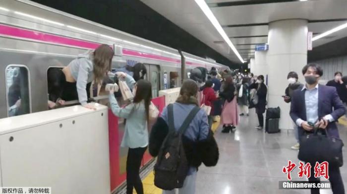 当地时间10月31日20时左右，东京都京王线一列车上的一名男子突然挥刀砍向周围乘客，还在车厢内泼洒不明液体并纵火。图为乘客翻窗逃出列车。(视频截图)