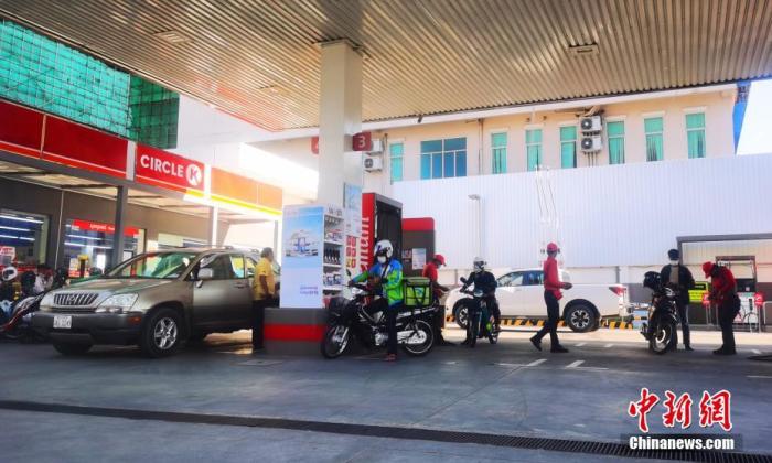 图为柬埔寨金边市加油站逐渐繁忙。中新社记者 欧阳开宇 摄