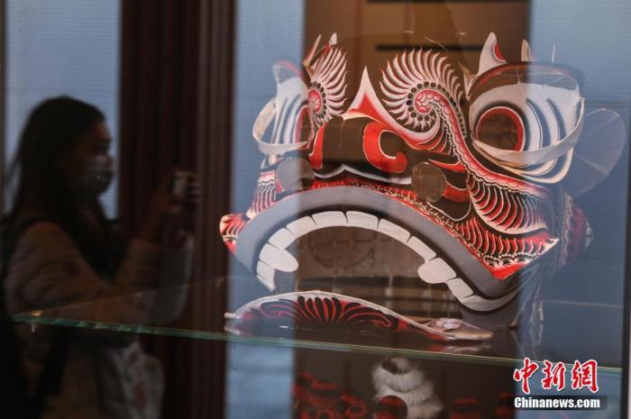 资料图：香港非遗亮相进博会。图为馆内展示了“关羽狮”的扎作工艺。 中新社记者 张亨伟 摄