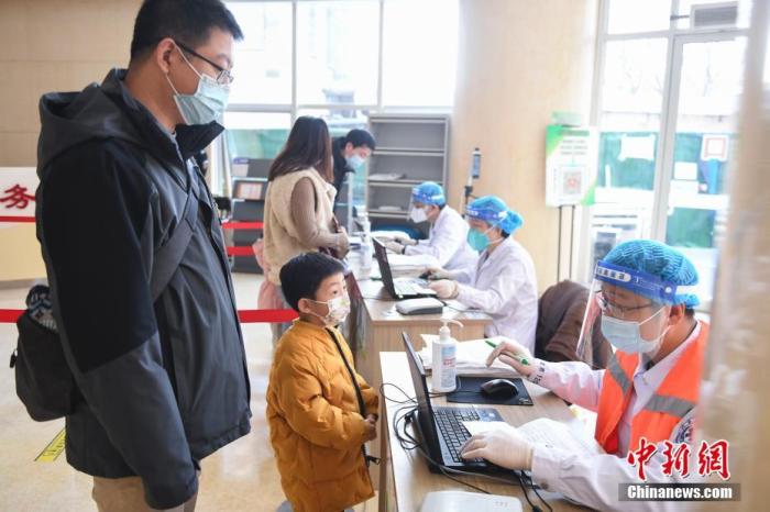 11月13日，医护人员在为儿童进行信息登记。当日，北京市海淀区学院路街道启动3-11岁儿童新冠疫苗接种专场。 中新社记者 田雨昊 摄