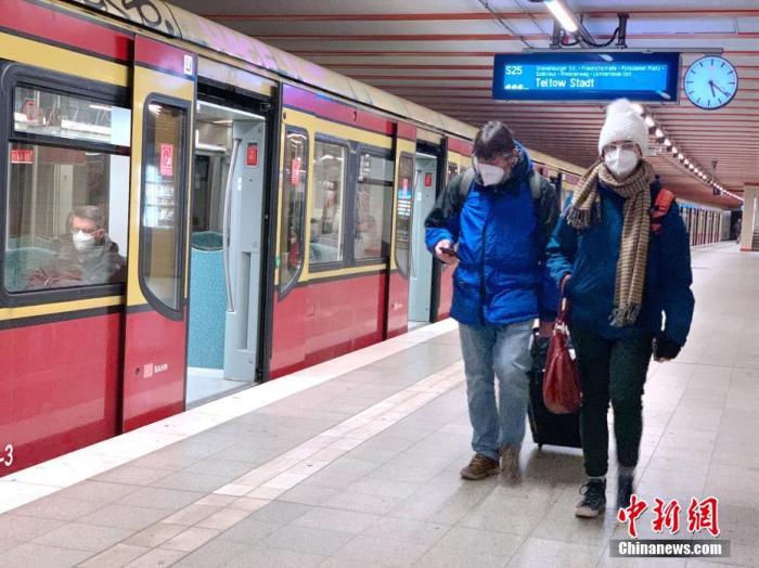 11月15日，德国柏林一处地铁站内，候车乘客戴上N95口罩。中新社记者 彭大伟 摄