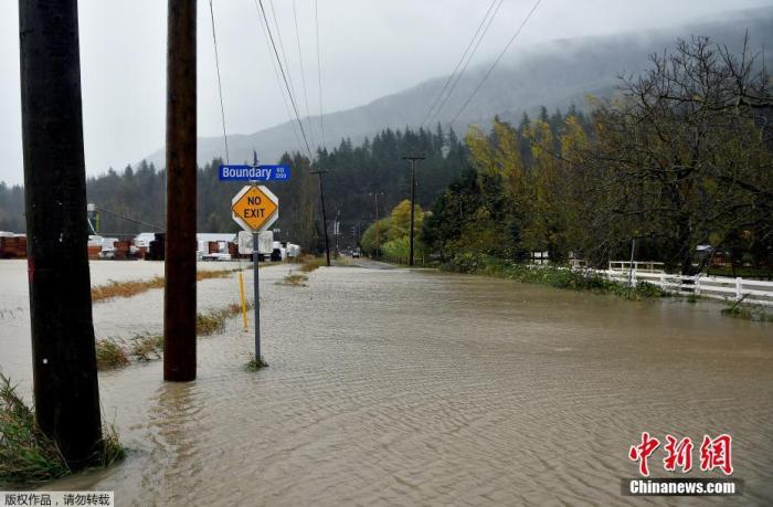 当地时间11月15日，加拿大不列颠哥伦比亚省Chilliwack，暴雨过后道路被淹。