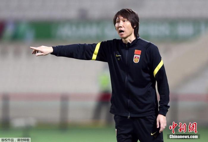 图为中国男足主帅李铁在场边指挥。