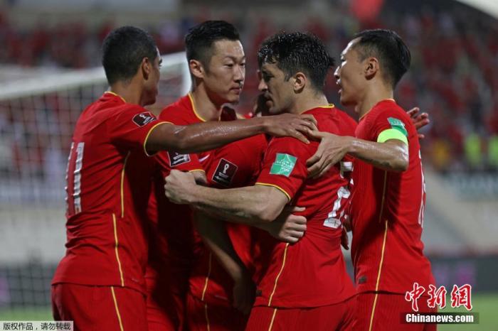 北京时间11月17日凌晨结束的世预赛亚洲区12强赛中，中国男足1：1战平澳大利亚队，此役过后，国足6战1胜2平3负积5分，尚存世预赛出线希望。图为中国队球员庆祝进球。