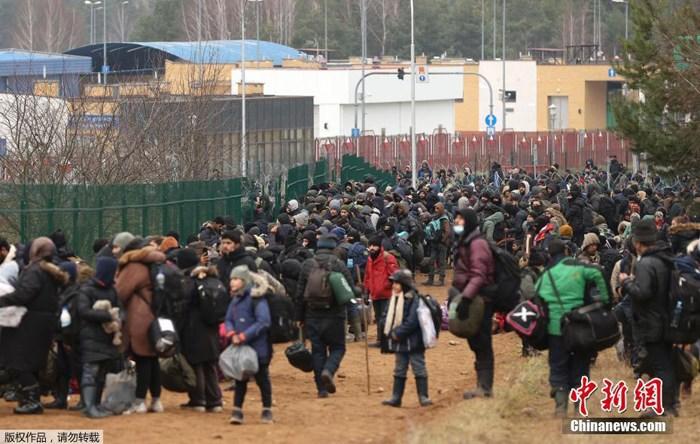 当地时间11月15日，大量难民聚集在白俄罗斯与波兰边境(白方一侧)地区。