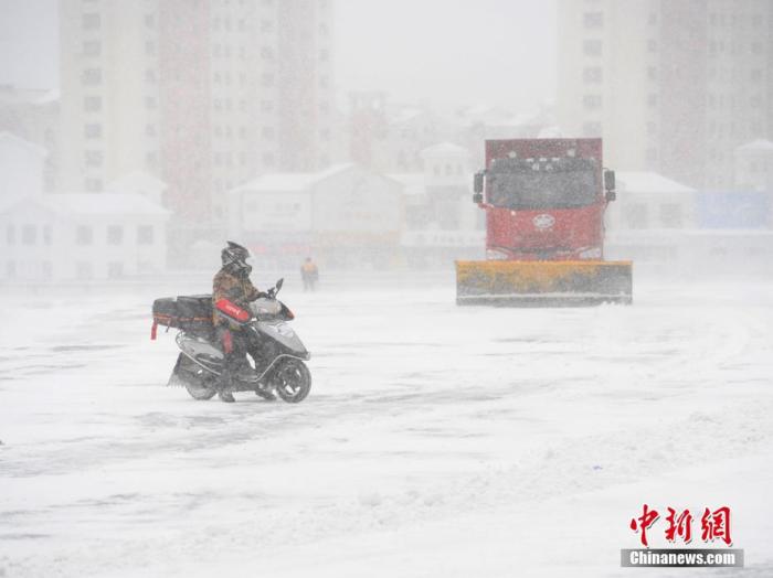 资料图：市民冒雪出行。 中新社记者 张瑶 摄