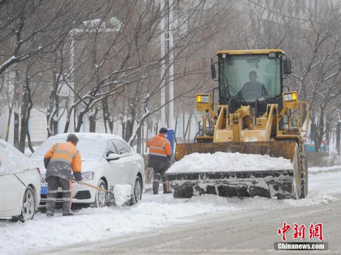 资料图：11月22日，在吉林省长春市，环卫工人在清理积雪。 中新社记者 张瑶 摄