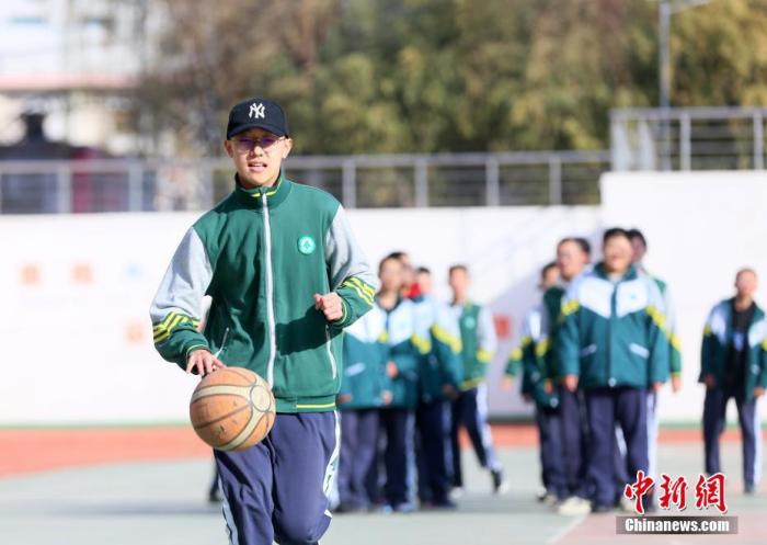 资料图：甘肃省兰州市，学生在室外上体育课。<a target='_blank' href='/'>中新社</a>记者 高展 摄