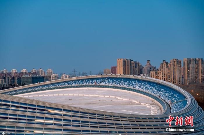 资料图：北京，国家速滑馆“冰丝带”夜景。 图片来源：ICphoto