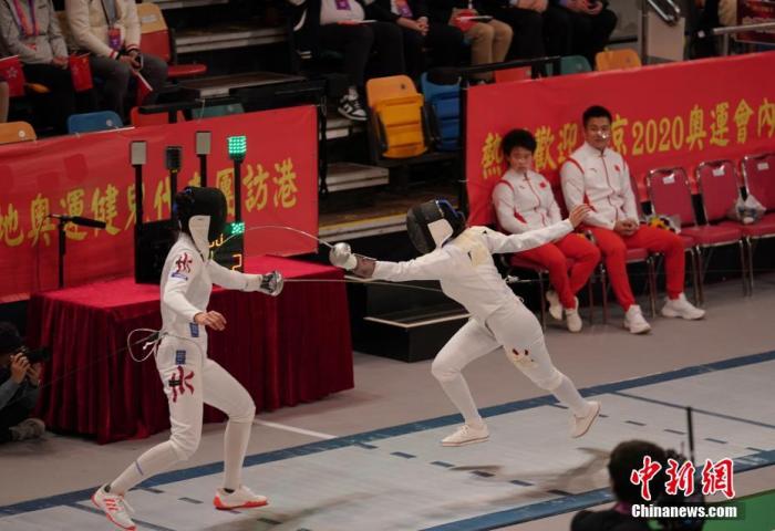 图为击剑运动员孙一文(右)与香港运动员表演击剑。中新社记者 张炜 摄