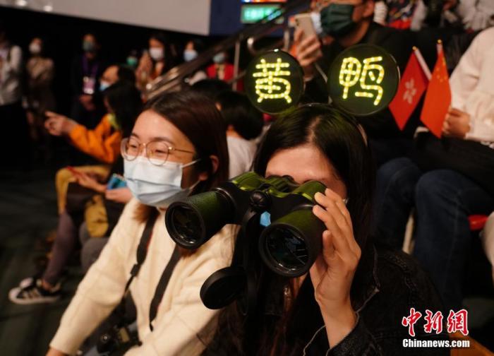 图为羽毛球运动员黄东萍的粉丝用望远镜观看黄东萍和王懿律的表演。中新社记者 张炜 摄