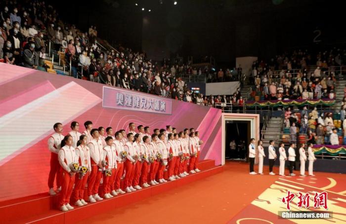 12月4日，内地奥运健儿访港代表团成员在香港伊利沙伯体育馆参加奥运健儿大汇演。 中新社记者 张宇 摄  
