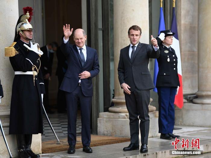 当地时间12月10日，法国总统马克龙在巴黎会见德国新任总理朔尔茨。这是朔尔茨就任德国总理后的首次出访。中新社记者 李洋 摄