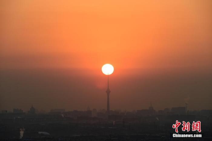 1月1日，北京，一轮红日从地平线升起。 中新社记者 田雨昊 摄