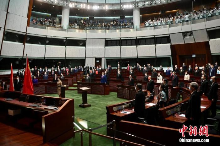 1月3日上午，香港特区第七届立法会已依法组成，新当选的立法会90名议员在行政长官监誓下完成宣誓。图为宣誓仪式前奏唱国歌。 中新社记者 李志华 摄