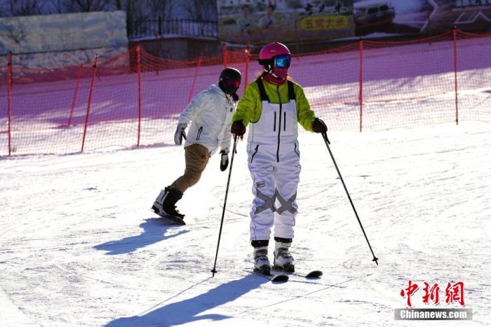 资料图：黑龙江亚布力滑雪场，游客享受滑雪运动。 中新社发 孙汉仑 摄