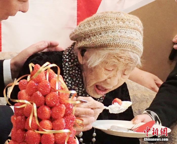 当地时间1月2日，日本老人田中力子迎来119岁生日，继续保有获吉尼斯认证的“全球在世最长寿老人”头衔。她给自己立下的“小目标”是明年迎来120岁生日。吉尼斯世界纪录认证机构2019年3月9日确认田中力子以116岁66天的高龄成为“全球在世最长寿老人”。2020年9月，她又以117岁261天的高龄成为日本有记录以来最长寿老人。图片为资料图。图片来源：ICphoto