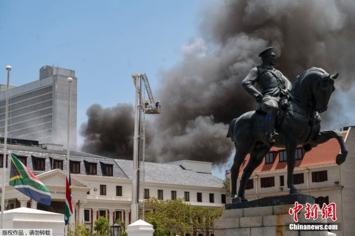 南非当地时间1月2日，位于立法首都开普敦的议会主要建筑发生重大火灾。