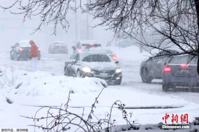 当地时间1月4日，受暴风雪影响，美国弗吉尼亚州有数百辆汽车在北部95号州际公路上被困整夜。据悉，造成车辆滞留的原因涉及一起交通事故，有6辆拖车式卡车被卷入事故中。