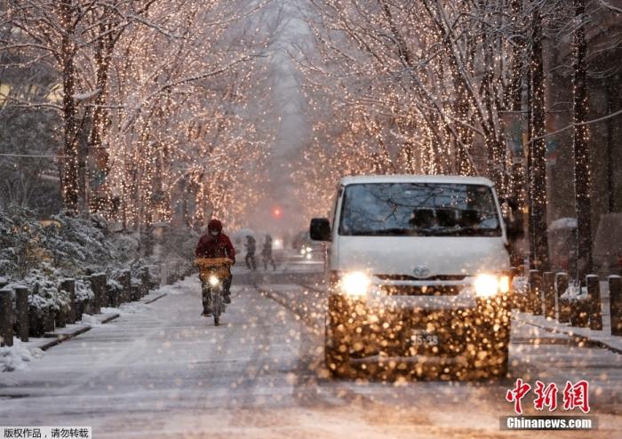 当地时间1月6日，日本首都圈遭遇一场罕见的长时间降雪，日本气象厅一度向东京都23区发出大雪警报。