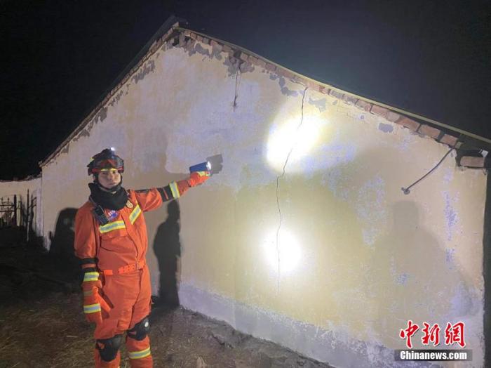 图为门源县消防救援大队前突分队查看房屋开裂情况。 海北消防供图
