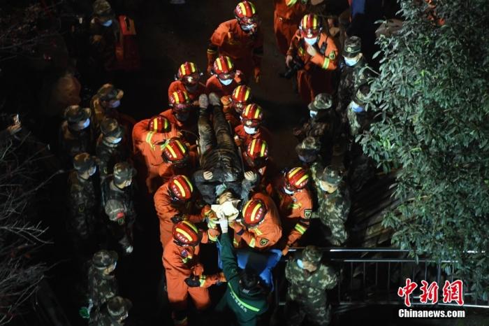 1月7日晚，重庆武隆食堂坍塌事故现场，一名生还者被消防员救出。中新社记者 陈超 摄
