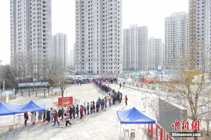 1月9日，天津市西青区大寺镇，民众有序进行核酸检测。 中新社记者 佟郁 摄