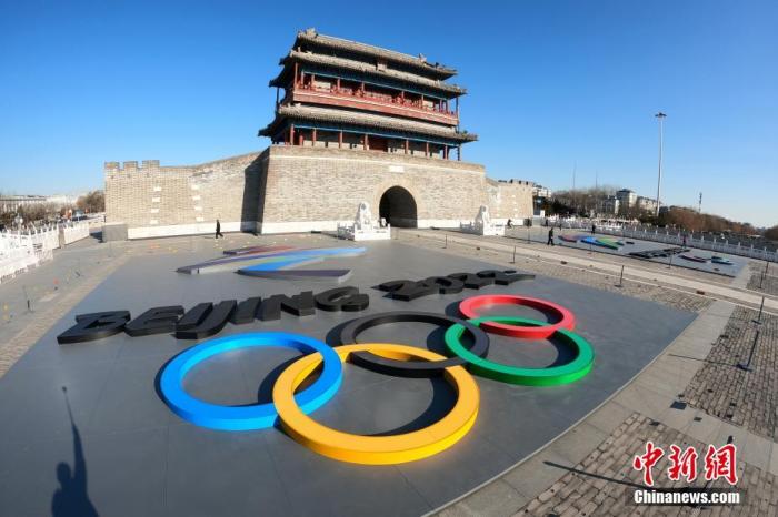 1月16日，北京2022年冬奥会和冬残奥会会徽亮相北京永定门广场。 中新社记者 富田 摄