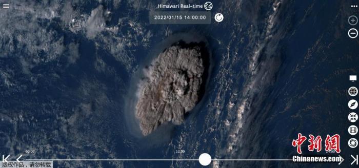 1月15日，日本气象卫星Himawari-8拍摄的汤加火山喷发时的情景，大片火山灰和气体升起，从太空清晰可见。