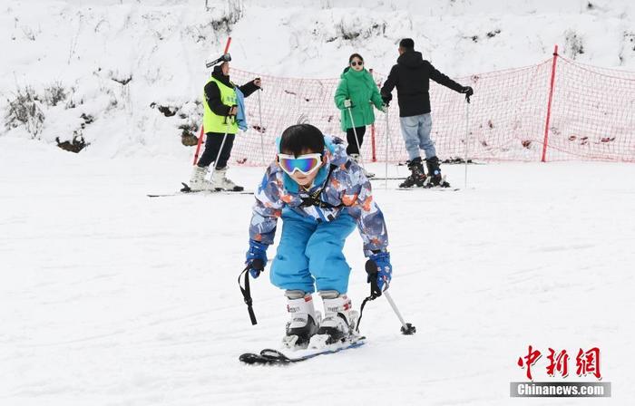 资料图：1月4日，四川省茂县九鼎山太子岭滑雪场，游客体验滑雪运动。 中新社记者 安源 摄