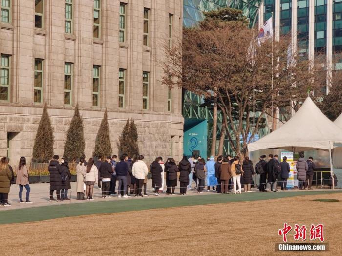 资料图：在位于韩国首尔市厅门前的检测点外，民众排队进行核酸检测。 中新社记者 刘旭 摄