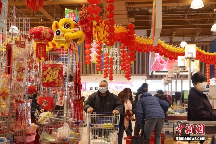 当地时间1月28日，加拿大多伦多一家华人超市用红灯笼、“福”字挂件、龙灯、醒狮等营造浓郁的节日氛围，吸引顾客采购年货，迎接即将到来的壬寅虎年新春。 中新社记者 余瑞冬 摄