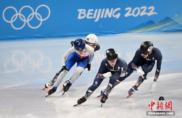 1月30日，法国短道速滑选手进行接力训练。当日，参加北京冬奥会短道速滑项目比赛的选手在首都体育馆进行训练。 中新社记者 毛建军 摄