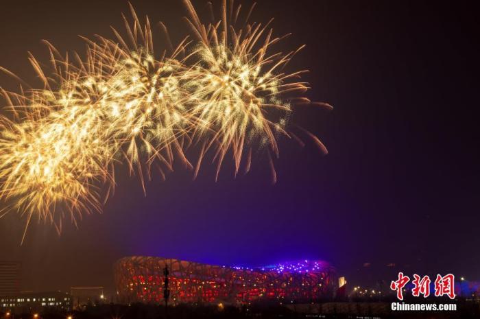 1月30日，北京，2022年北京冬奥会开幕式彩排举行，烟花在鸟巢上空绽放。 图片来源：视觉中国