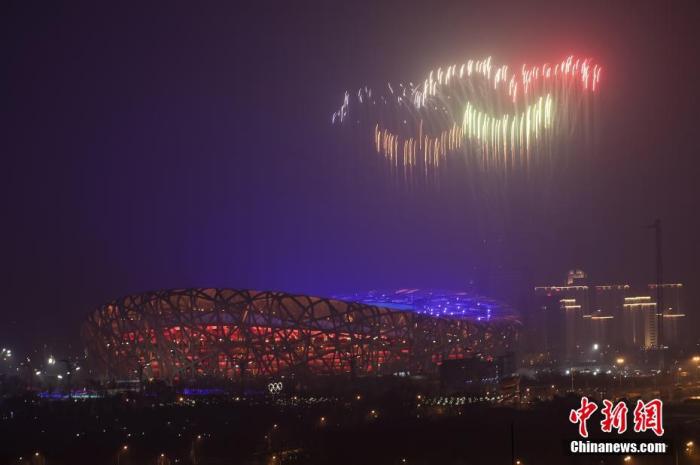 1月30日，北京，2022年北京冬奥会开幕式彩排举行，烟花在鸟巢上空绽放。 图片来源：人民视觉
