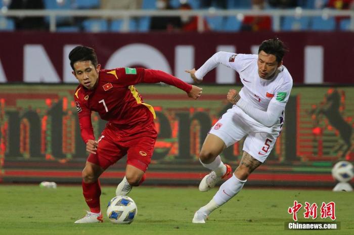 北京时间2月1日晚，中国队在世预赛亚洲区12强赛第8轮中客场对阵越南，最终比分锁定在3:1。完败于越南后，国足彻底告别卡塔尔世界杯。图为比赛现场。 图片来源：视觉中国