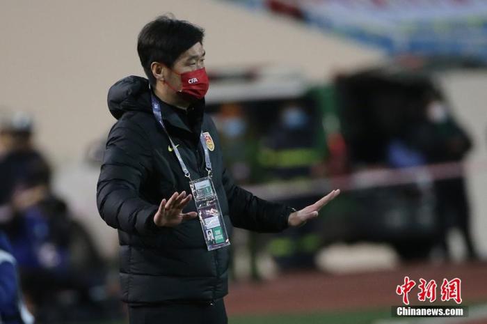 图为中国队主教练李霄鹏。 图片来源：视觉中国