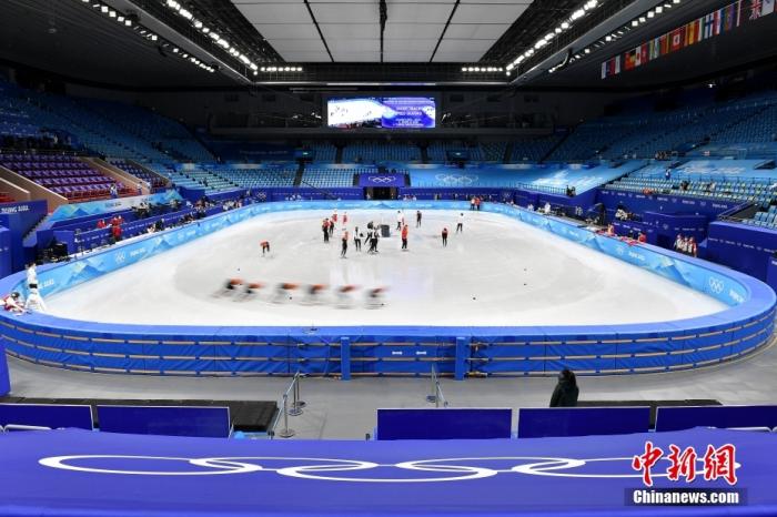 2月2日，北京，多国短道速滑运动员在首都体育馆训练，备战北京冬奥会。图为运动员在训练中。 中新社记者 李骏 摄