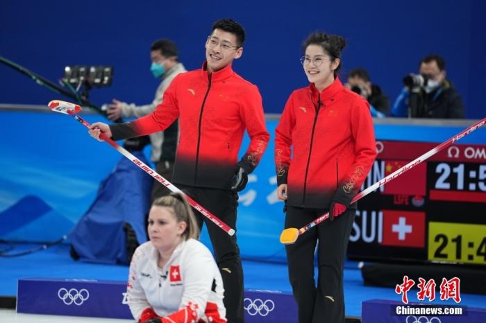 图为凌智(左)、范苏圆(右)在比赛中交流。 中新社记者 崔楠 摄