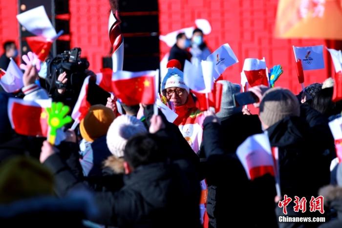 2月2日，第一棒火炬手、中国首位速滑世界冠军罗致焕在火炬传递中。当日，北京冬奥会火炬在北京奥林匹克森林公园传递。北京2022年冬奥会将于2月4日开幕。 中新社记者 李纯 摄
