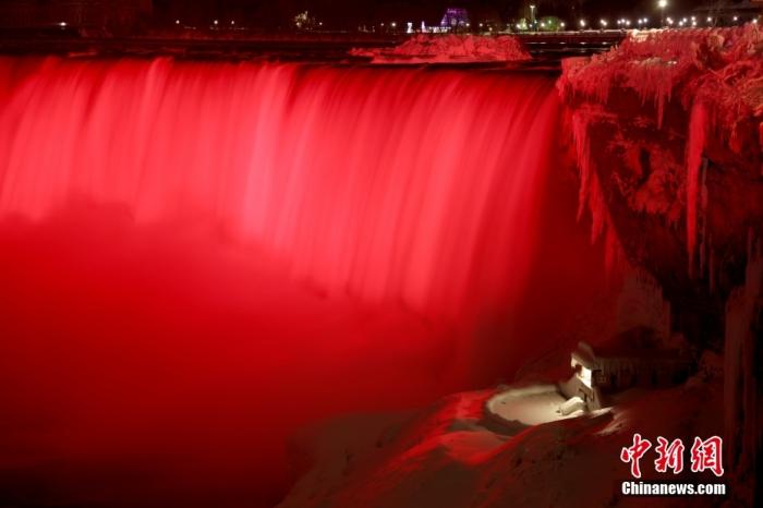 当地时间2月1日农历正月初一晚，加拿大著名旅游景点尼亚加拉大瀑布用灯光点亮“中国红”，庆祝中国农历虎年春节。 中新社记者 余瑞冬 摄