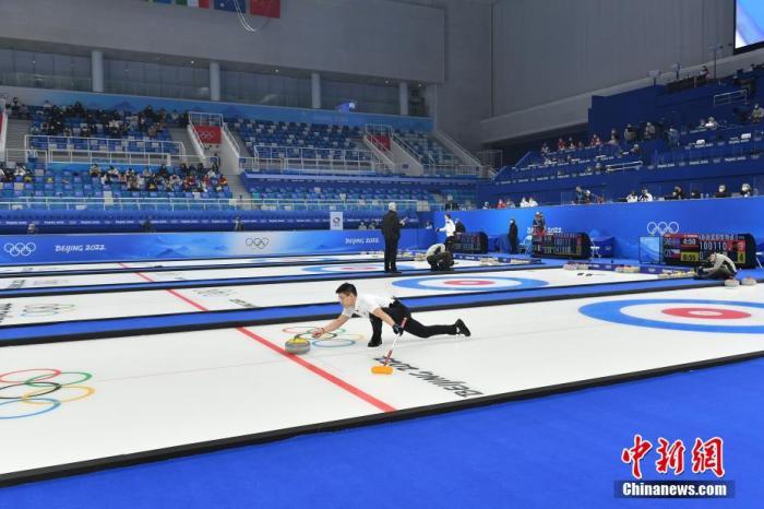 2月3日，北京冬奥会冰壶项目混双循环赛继续进行。中国队凌智与范苏圆迎来澳大利亚选手的挑战，最终二人6:5战胜对手，喜迎两连胜。中新社记者 李骏 摄