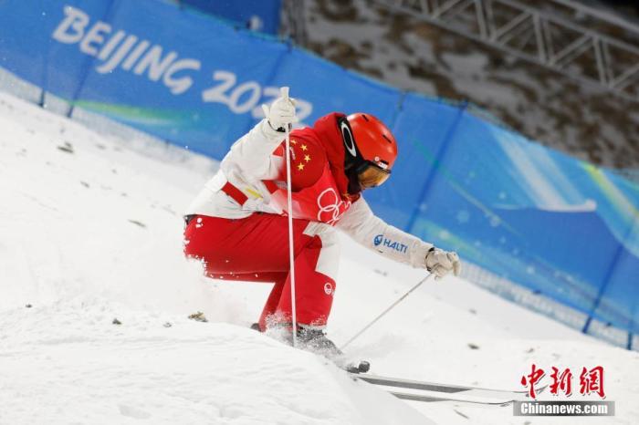 2月3日，中国选手赵洋在比赛中。当日，北京2022年冬奥会自由式滑雪男子雪上技巧资格赛在张家口赛区云顶滑雪公园举行。 中新社记者 富田 摄