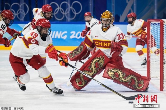 2月4日，中国女子冰球队以3比1战胜丹麦女子冰球队，取得北京冬奥会首场胜利，守门员的“中国龙”头盔霸气十足。