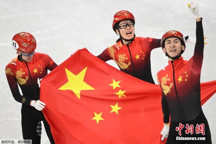 中国队庆祝胜利。