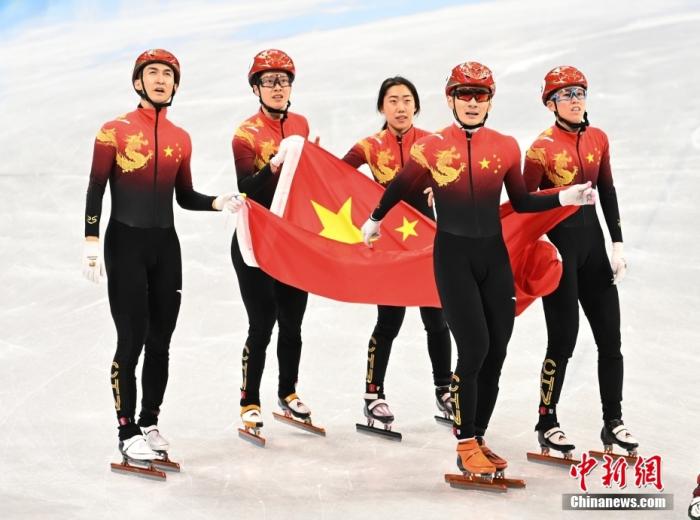 在2月5日晚结束的短道速滑混合团体接力决赛中，由武大靖、任子威、范可新、曲春雨组成的中国队率先冲过终点，为中国体育代表团拿到本届冬奥会首枚金牌。 中新社记者 毛建军 摄