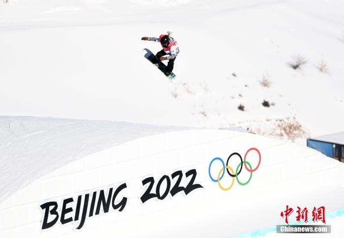 资料图：2月5日，北京2022年冬奥会单板滑雪女子坡面障碍技巧资格赛在张家口赛区云顶滑雪公园举行。中新社记者 翟羽佳 摄