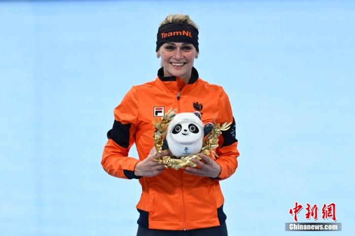 2月5日，北京冬奥会速度滑冰比赛在国家速滑馆拉开帷幕，在女子3000米比赛中荷兰名将斯豪滕以3分56秒93的成绩获得冠军并打破冬奥会纪录。图为赛后斯豪滕手捧冰墩墩。